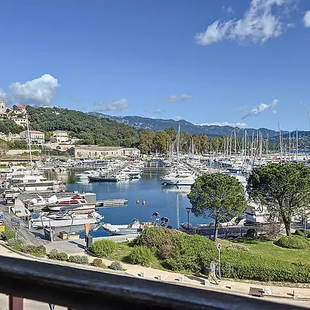 Pretty Cocoon With Harbour View Apartment
