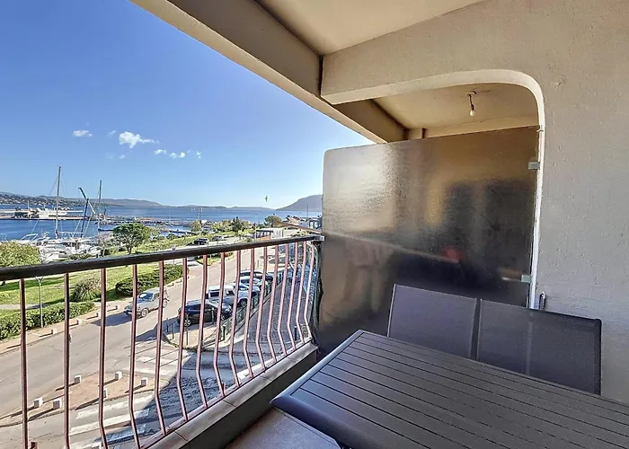 Pretty Cocoon With Harbour View Apartman